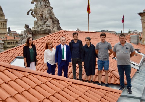 Lourdes Pérez Castro, Belén Hernández, Xosé A. Bugallo y Mercedes Rosón con el personal de la obra